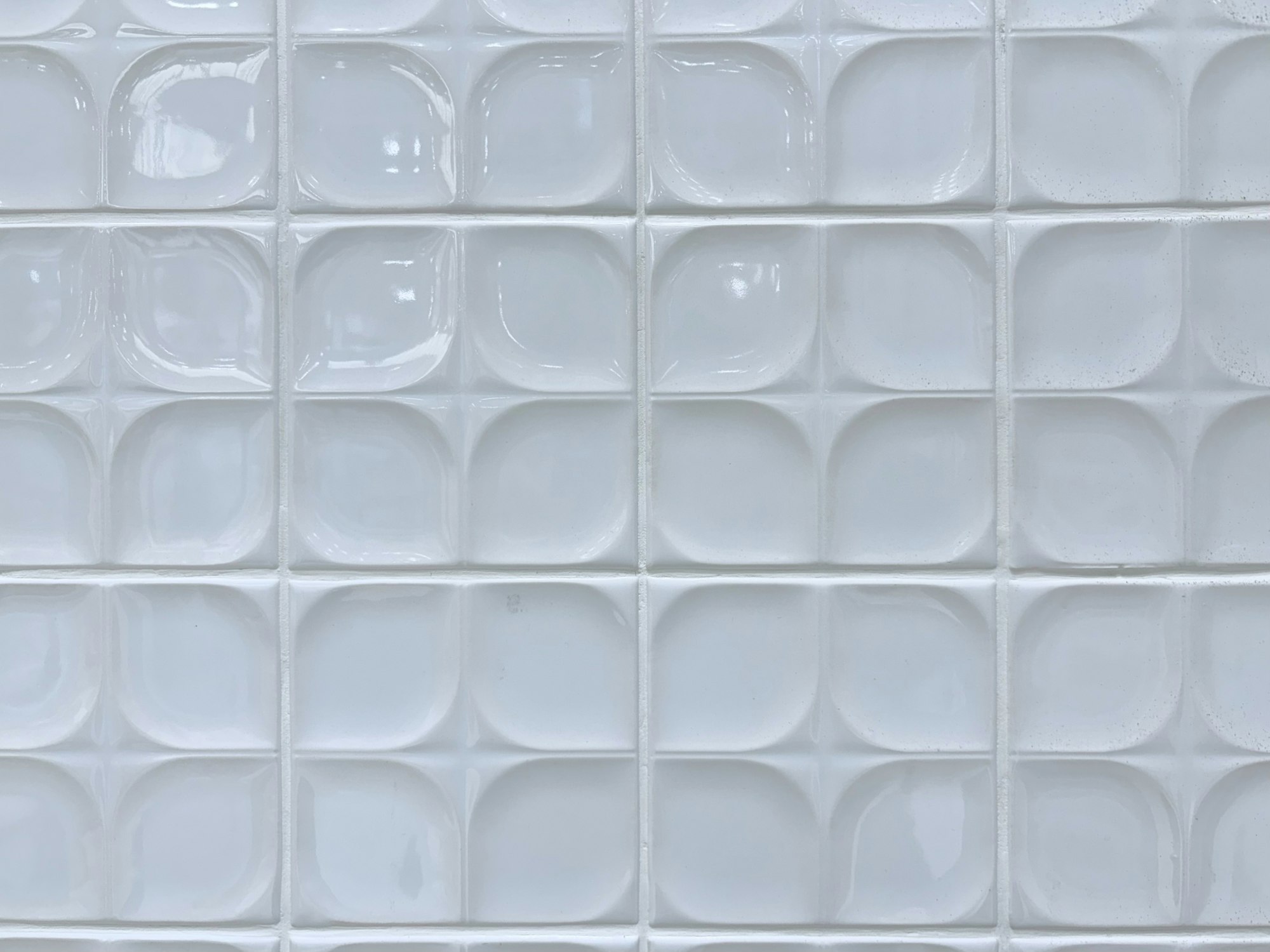 Azulejos blancos con relieve tridimensional