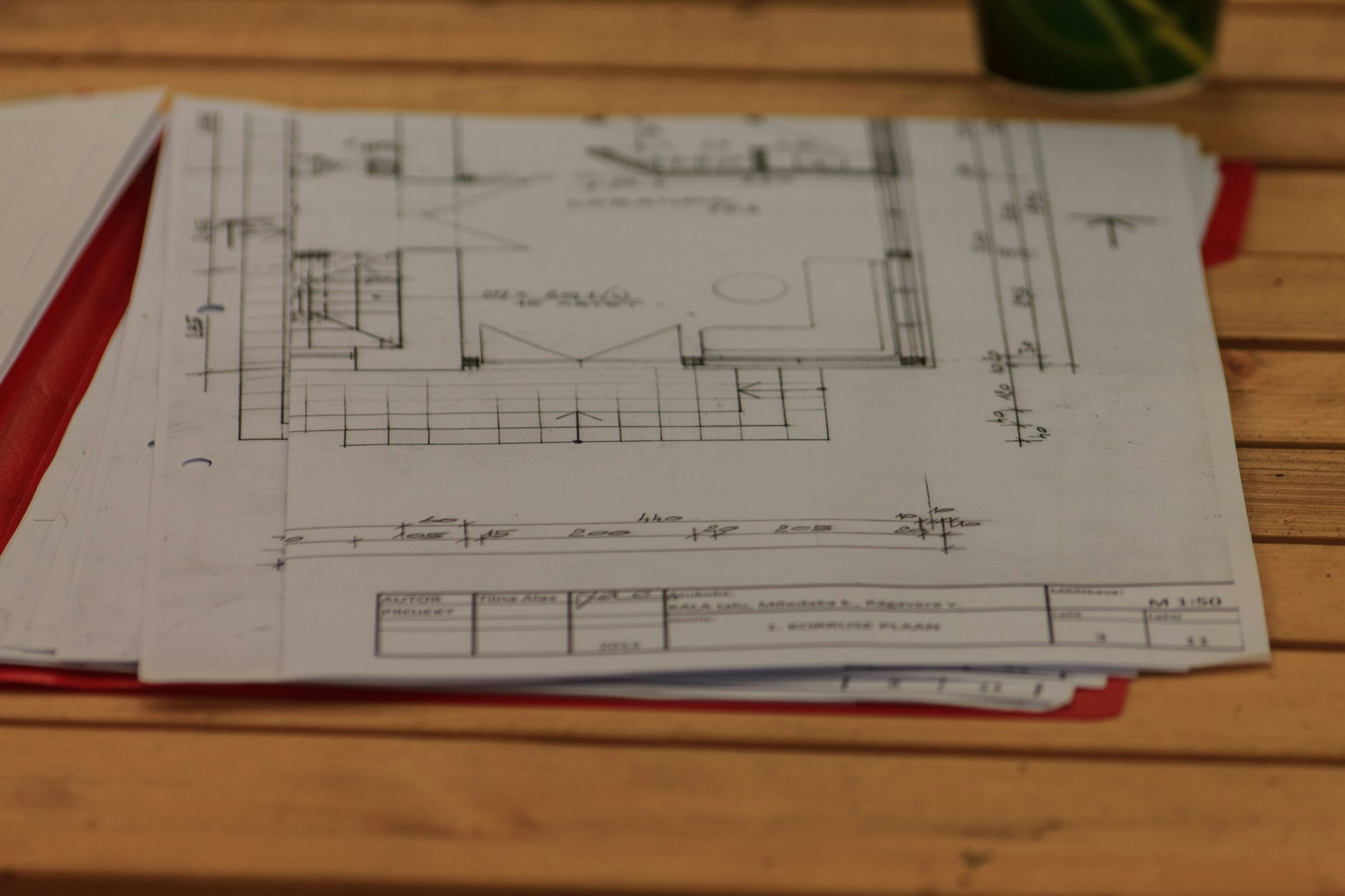 Planos de arquitectura sobre una mesa de madera