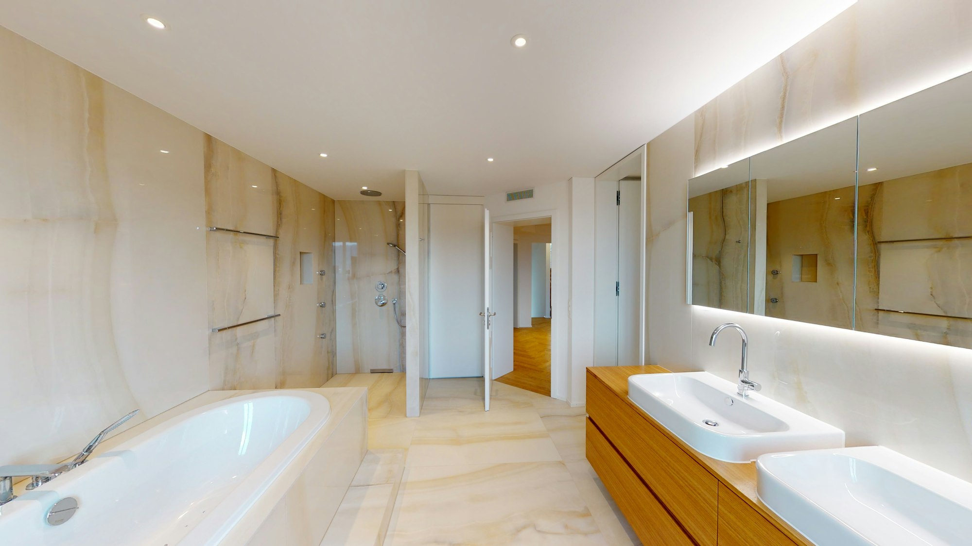 Baño beige con bañera empotrada y muebles de madera
